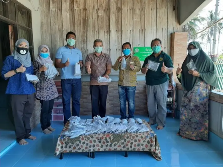 สพร.23 ปัตตานี ร่วมกับเครือข่ายชาวบ้านสาธิตการทำหน้ากากอนามัย มอบให้กับประชาชนในพื้นที่