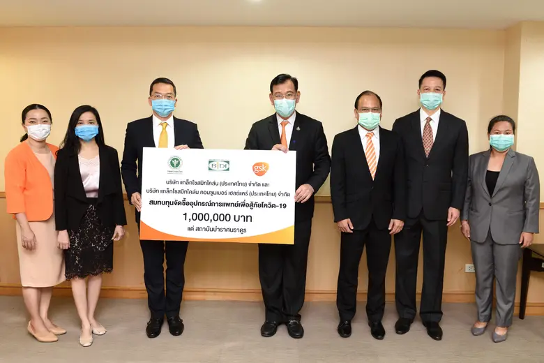 นพ.สุขุม กาญจนพิมาย (ที่ 4 จากซ้าย) ปลัดก...