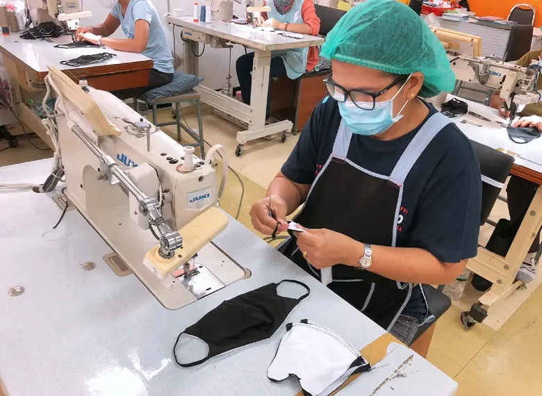 “ธนูลักษณ์” ผลิตหน้ากากผ้านาโนแอนตี้แบคทีเรีย มอบให้ชุมชน วัด และโรงพยาบาล