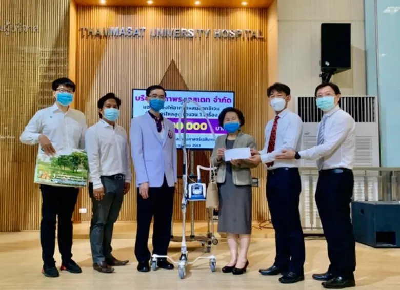 สุนทร สถาพร (ที่ 5 จากซ้าย) ตัวแทนผู้บริห...