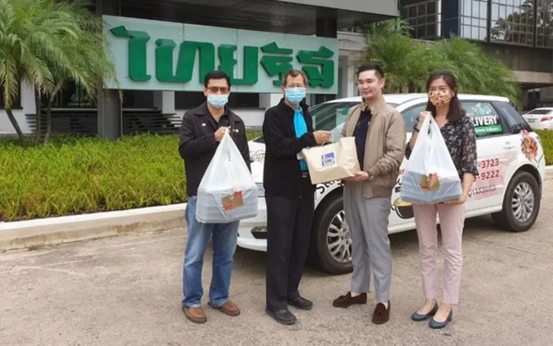 จรัสพงศ์ ล่ำซำ (ที่ 2 จากขวา) ผู้อำนวยการ...