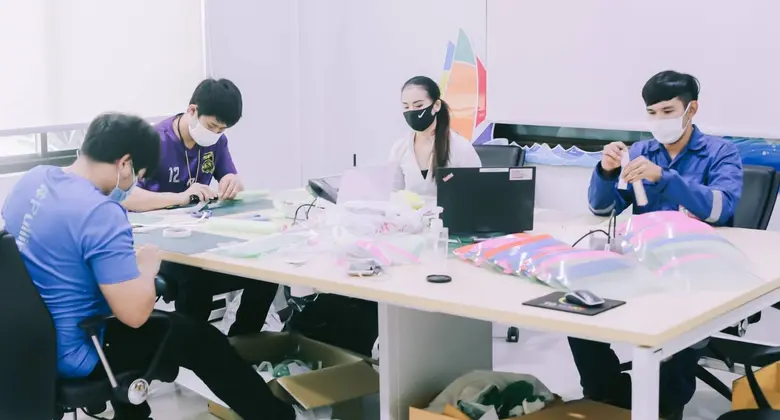 โคเวสโตร บริจาคแผ่นฟิล์มโพลีคาร์บอเนตสำหรับ face shield ให้แก่ รพ.ศิริราช ปิยมหาราชการุณย์และกลุ่มจิตอาสาฯ