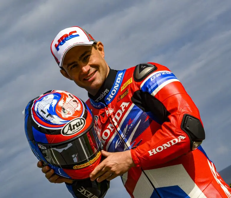 ลีออน ฮาสลัม นักบิดจอมเก๋าชาวอังกฤษ จากที...