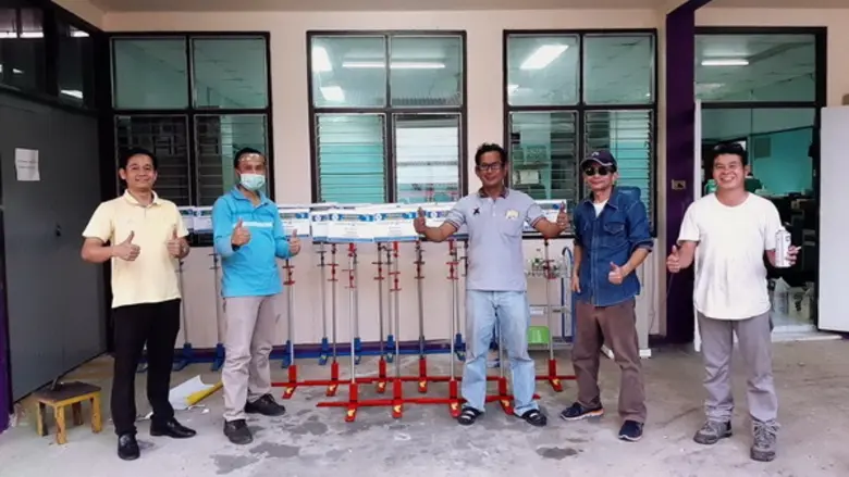 ผู้ว่าราชการจังหวัดอำนาจเจริญ รับมอบเครื่องกดเจลแอลกอฮอล์ โดยใช้เท้าเหยียบ จาก สนพ.อำนาจเจริญ เพื่อการป้องกันและแก้ไขปัญหาการแพร่ระบาดของเชื้อไวรัสโคโรนา-19