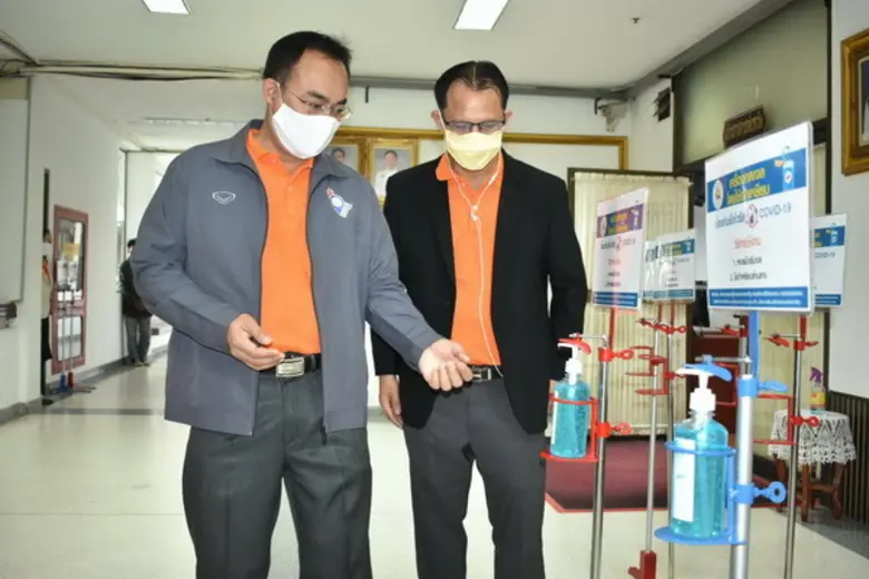 ผู้ว่าราชการจังหวัดอำนาจเจริญ รับมอบเครื่องกดเจลแอลกอฮอล์ โดยใช้เท้าเหยียบ จาก สนพ.อำนาจเจริญ เพื่อการป้องกันและแก้ไขปัญหาการแพร่ระบาดของเชื้อไวรัสโคโรนา-19