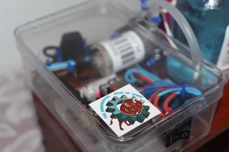 คณะวิศวกรรมศาสตร์ ม.ทักษิณ วิทยาเขตพัทลุง ออกแบบเครื่องจ่ายเจลแอลกอฮอล์อัตโนมัติใช้กับภาชนะบรรจุภัณฑ์ทุกรูปแบบ