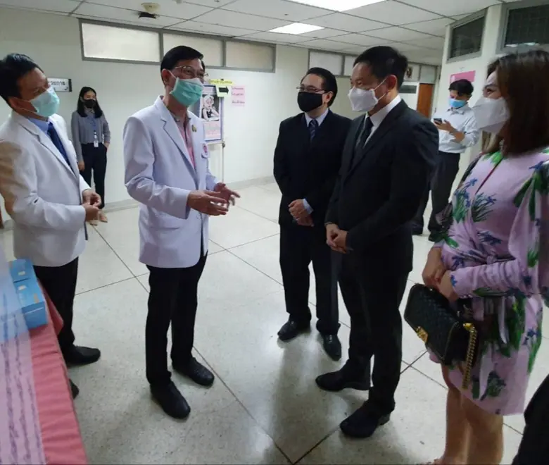 คณะที่ปรึกษารมว.เกษตรฯ มอบชุดต้นแบบนาฬิกาติดตามผู้ป่วยและกลุ่มเสี่ยงแก่ โรงพยาบาลราชวิถี มุ่งมั่นช่วยยับยั้งโควิด-19