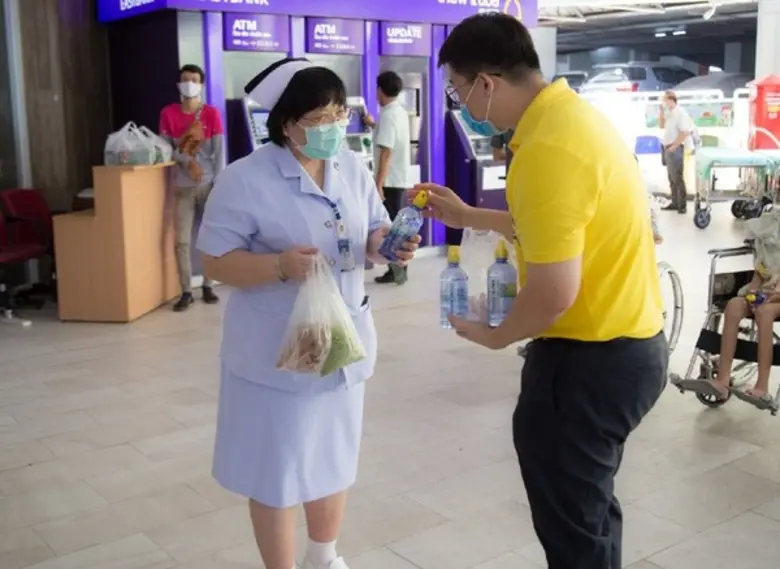 IVL จับมือบมจ.พลาสติคและหีบห่อไทย และบ.ยันฮี วิตามิน วอเตอร์ มอบน้ำดื่มวิตามิน วอเตอร์ 665,000 ขวด เพื่อสนับสนุนบุคลากรทางแพทย์ต่อสู้กับไวรัสโควิด-19