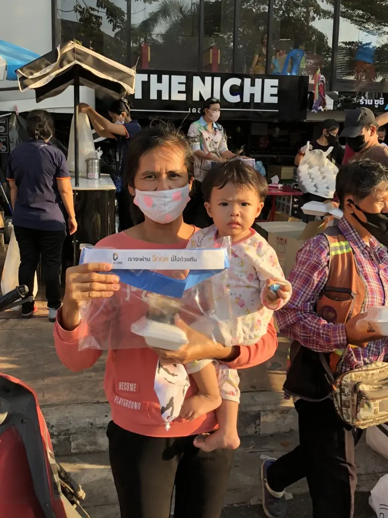 ภาพข่าว: ดี - แลนด์ เดินสายส่งมอบความห่วงใยและกำลังใจสู่สังคมร่วมแจก Face Shield ป้องกัน COVID-19