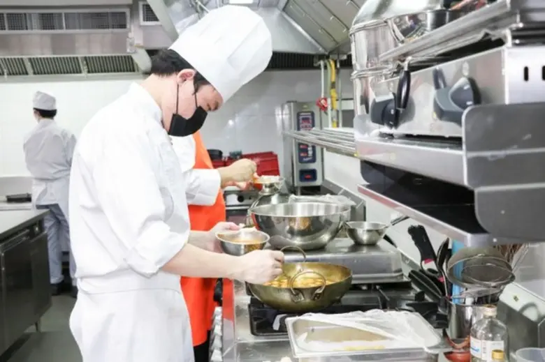 วิทยาลัยดุสิตธานี ผนึกกำลังจิตอาสา ส่งมอบอาหารโรงพยาบาลสิรินธร ภายใต้แคมเปญพิเศษ “ฟู้ด ฟอร์ ฮีโร่” ของกลุ่มดุสิธานี