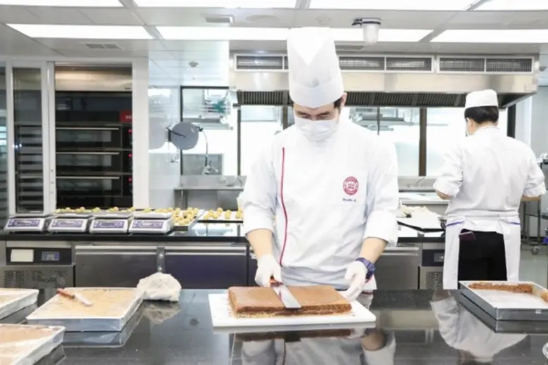 วิทยาลัยดุสิตธานี ผนึกกำลังจิตอาสา ส่งมอบอาหารโรงพยาบาลสิรินธร ภายใต้แคมเปญพิเศษ “ฟู้ด ฟอร์ ฮีโร่” ของกลุ่มดุสิธานี