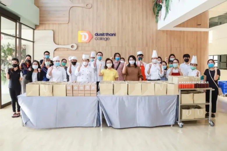 วิทยาลัยดุสิตธานี ผนึกกำลังจิตอาสา ส่งมอบอาหารโรงพยาบาลสิรินธร ภายใต้แคมเปญพิเศษ “ฟู้ด ฟอร์ ฮีโร่” ของกลุ่มดุสิธานี