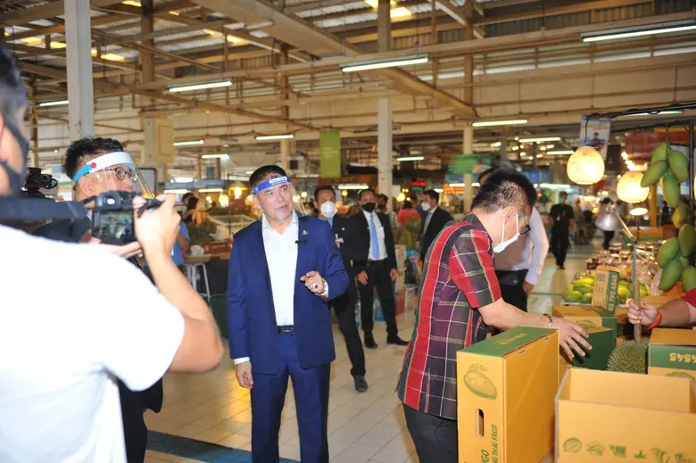 รมช.ธรรมนัส เยี่ยมชมโครงการ“ตลาด อ.ต.ก.ร่วมใจ ส่งเสริมบริโภคผลไม้ไทย ต้านภัยโควิค -19”เพื่อกระตุ้นเศรษฐกิจภาคการเกษตร