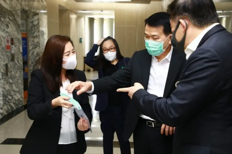 ออฟฟิศเมท มอบ Face Shield และ เจลแอลกอฮอล์ ให้แก่ รพ.รามาธิบดี