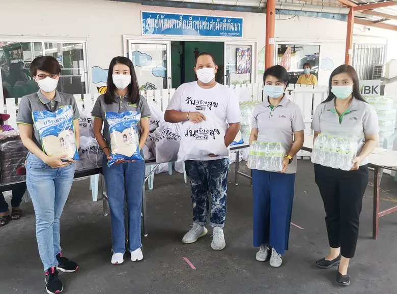 นางสาวศตกมล วรกุล ผู้อำนวยการ ฝ่ายสื่อสารองค์กร บริ...