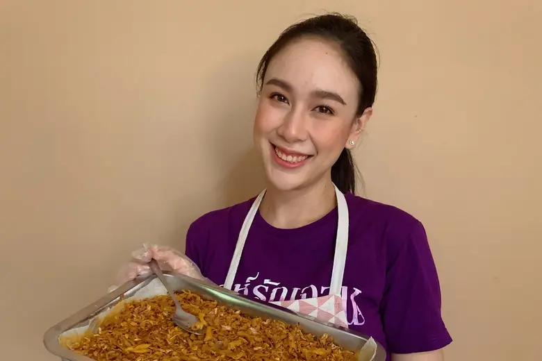 ในช่วงพักกองถ่ายทำละคร “ปอบผีเจ้า” ทางสถา...