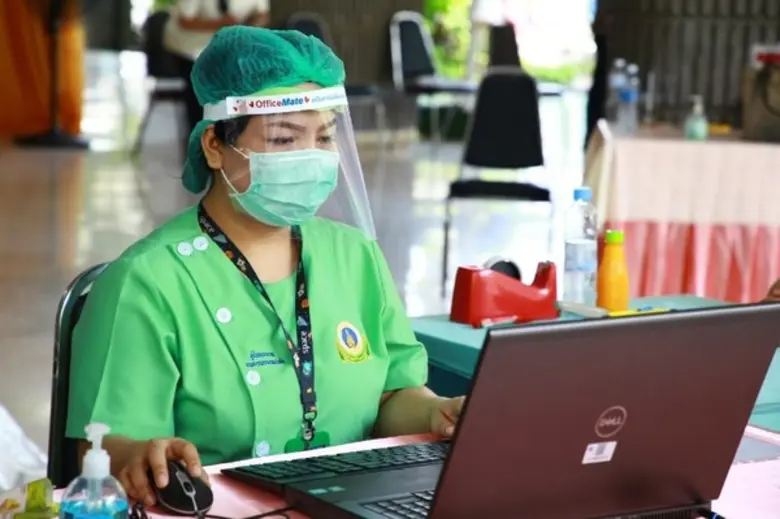 ออฟฟิศเมท มอบ Face Shield และ เจลแอลกอฮอล์ ให้แก่ รพ.รามาธิบดี