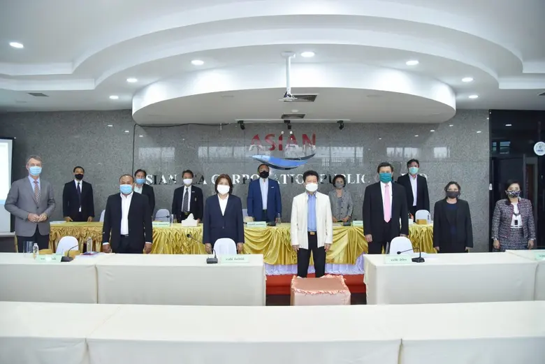 นายสมศักดิ์ อมรรัตนชัยกุล (กลาง) ประธานกร...