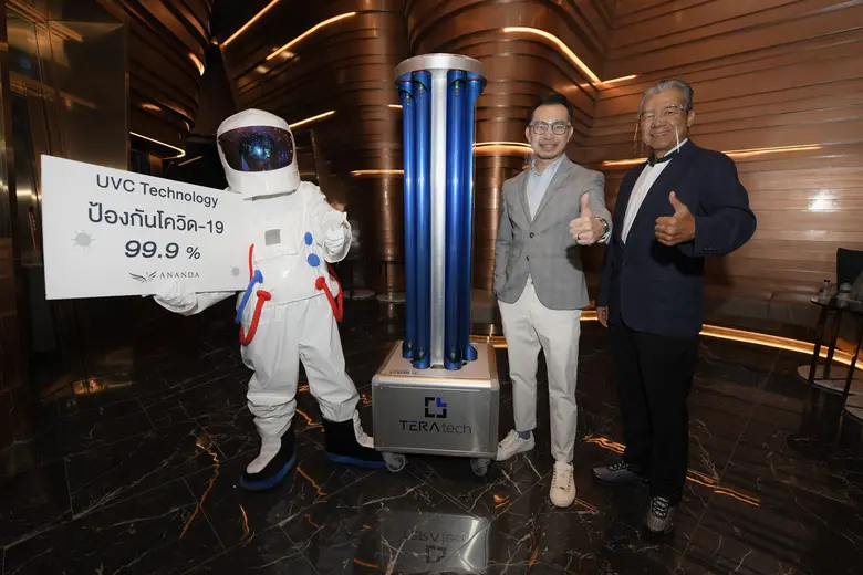 คุณจรัญ เกษร (ขวาสุด) กรรมการผู้จัดการ St...