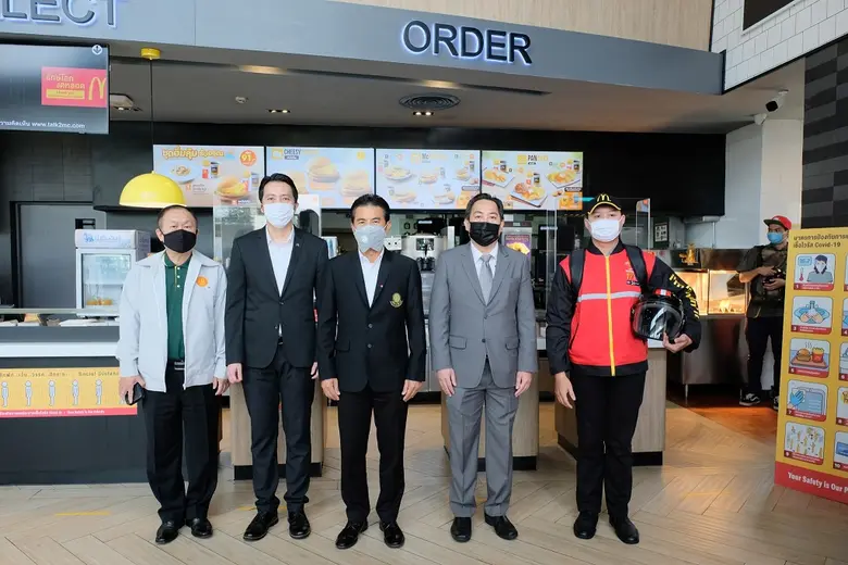 แมคโดนัลด์เปิดร้านต้อนรับ รมต. โชว์มาตรการต้าน Covid-19 และจัดส่งอาหารอย่างปลอดภัยผ่านบริการแมคดิลิเวอรี