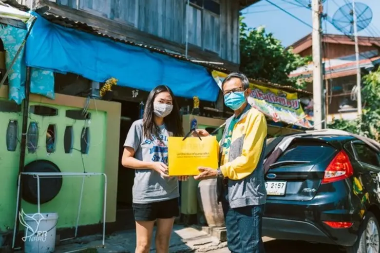 จิตอาสาราชภัฏโคราช แบ่งปันน้ำใจ คนไทยไม่ทิ้งกัน ส่งมอบความห่วงใยถึงหน้าบ้าน