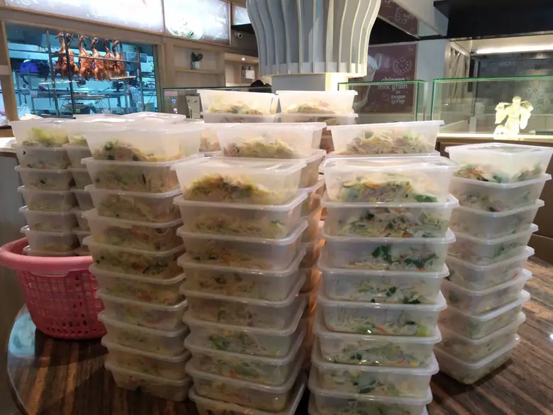 ฮั่ว เซ่ง ฮง ร่วมใจสู้ จัดทำข้าวกล่องแจกผู้ที่ได้รับผลกระทบจากโควิด – 19