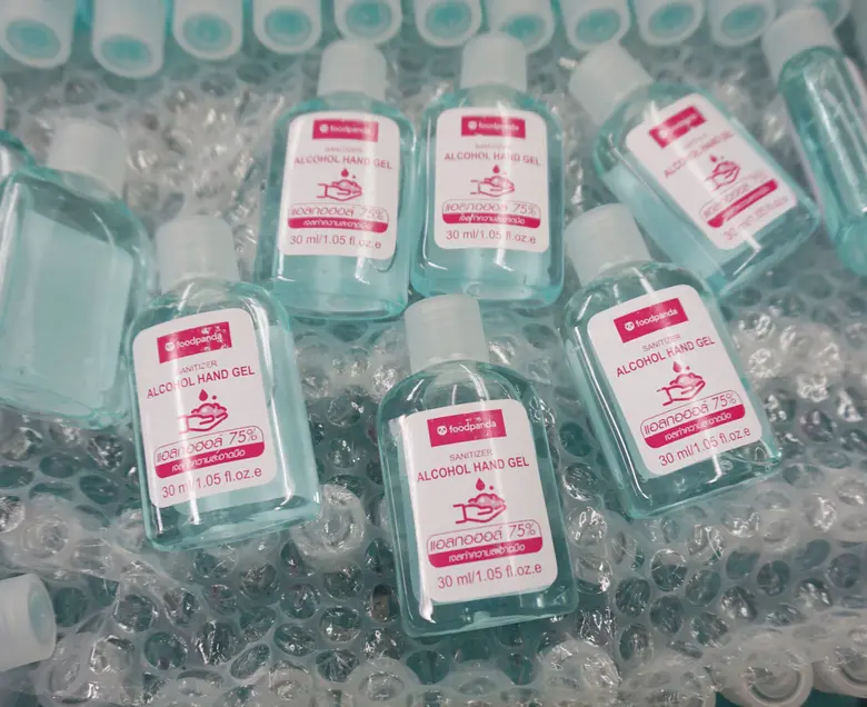 ฟู้ดแพนด้า เพราะเราใส่ใจ-มอบเจลแอลกอฮอลล์ล้างมือฆ่าเชื้อโรคให้แก่ผู้พิการทางสายตา
