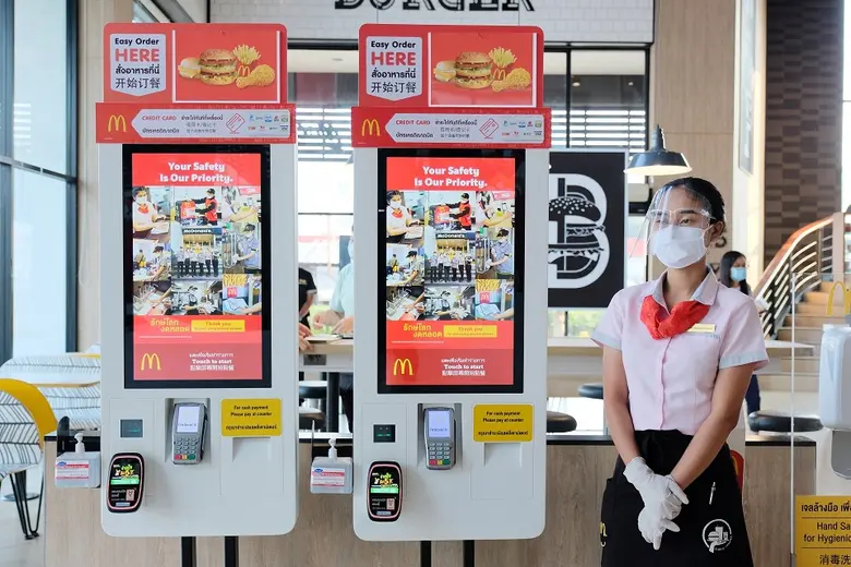 แมคโดนัลด์ พร้อมเปิดให้บริการหลัง ศบค. คลายล็อคดาวน์ คุมเข้มป้องกัน Covid-19 ส่งมอบอาหารปลอดภัยให้กับลูกค้าที่ใช้บริการ