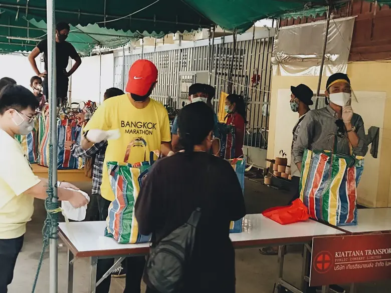 “เกียรติธนาขนส่ง” มอบถุงยังชีพ 500 ถุง ให...