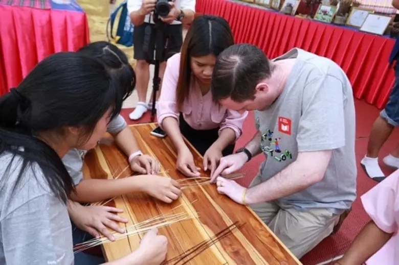 นางเฉลิมพร ราศรีชัย ผู้อำนวยการโรงเรียนเอ...