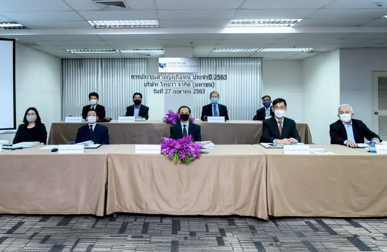 คุณอำนาจ สุขประสงค์ (แถวแรก กลาง) กรรมการ...