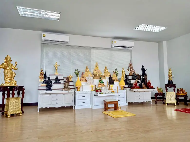 'ครูเอิร์น’ นำคณะครูสาธิตกรุงเทพธนฯ ร่วมจัดโต๊ะหมู่บูชาพระ เพื่อเป็นสิริมงคล