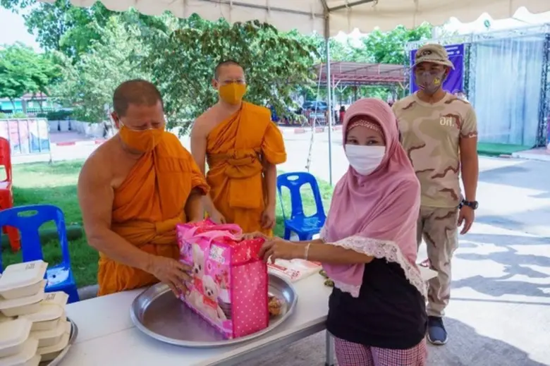 ไทยพุทธ-มุสลิมปลื้ม วัดศาลาปูนฯ ช่วยบรรเทาทุกข์ เจ้าอาวาสตื่นทอดไข่ทำอาหารชุดแจกกว่า 3 พันคนทุกวัน