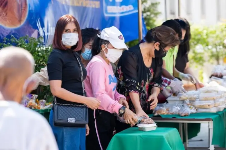 ไทยพุทธ-มุสลิมปลื้ม วัดศาลาปูนฯ ช่วยบรรเทาทุกข์ เจ้าอาวาสตื่นทอดไข่ทำอาหารชุดแจกกว่า 3 พันคนทุกวัน