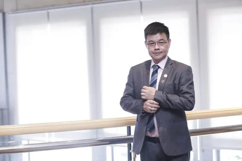 นายรังสี ทีปกรสุขเกษม กรรมการผู้จัดการ บร...