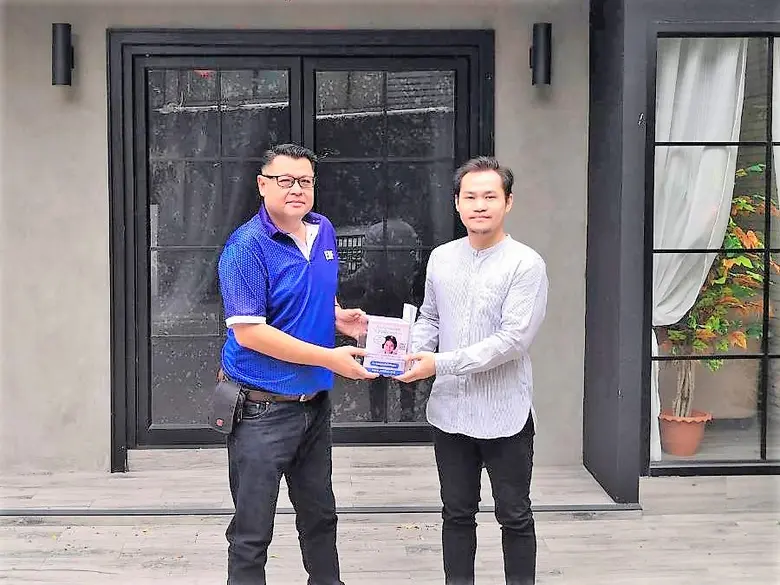 นายประเสริฐ บุณยฤทธิชัยกิจ (ซ้าย) ผู้จัดก...