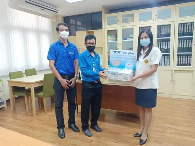 TOT We Care ด้วยความห่วงใยจากใจ ทีโอที มอบผลิตภัณฑ์แอลกอฮอล์เจลล้างมือและสเปรย์ล้างมืออนามัย ให้กับชุมชนในโครงการ TOT Young Club