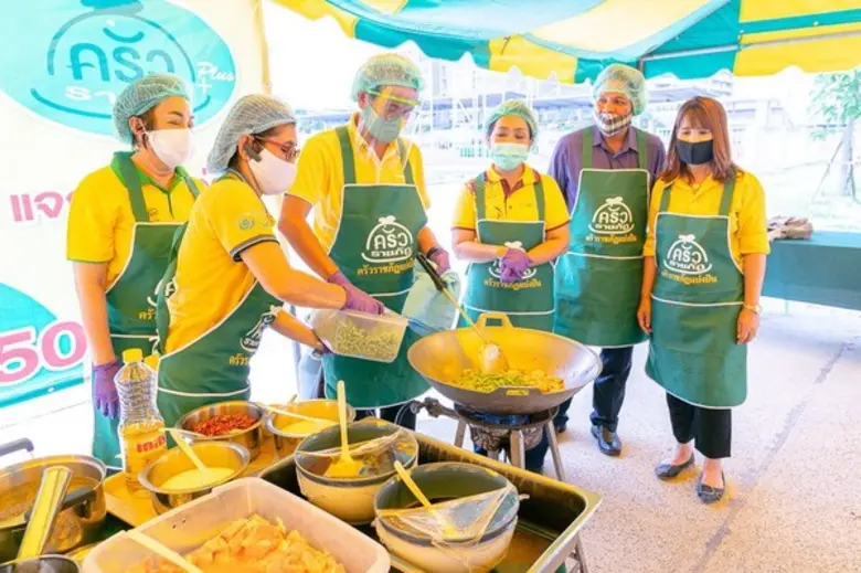 ครัวราชภัฏโคราช นำจิตอาสา ช่วยชุมชนผ่านวิกฤติโควิด แจกอาหารกล่อง วันละ 500 กล่อง