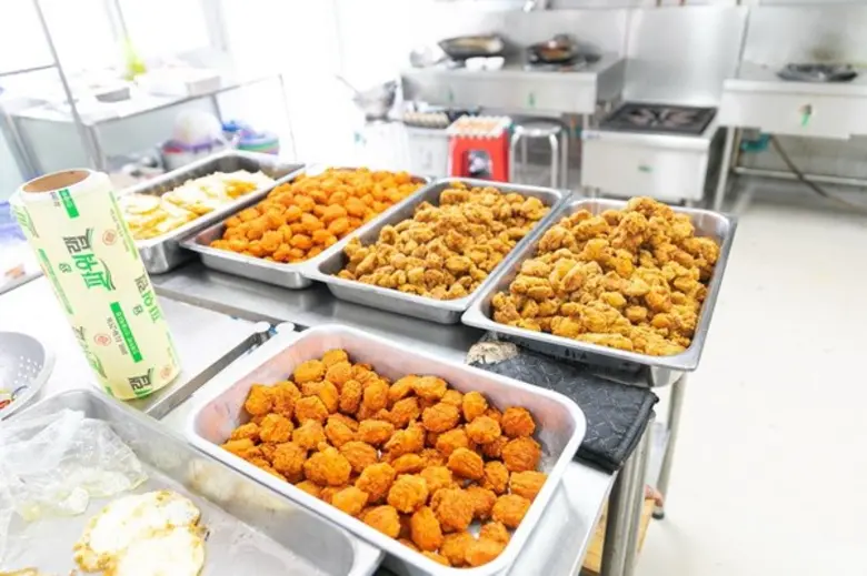 ครัวราชภัฏโคราช นำจิตอาสา ช่วยชุมชนผ่านวิกฤติโควิด แจกอาหารกล่อง วันละ 500 กล่อง