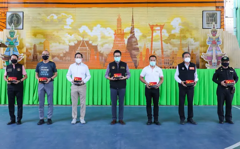 นายสกลธี ภัททิยกุล (คนกลาง) รองผู้ว่าราชก...