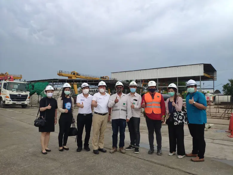 นายสมภพ ศักดิ์พันธ์พนม (ที่ 4 จากซ้าย) ปร...