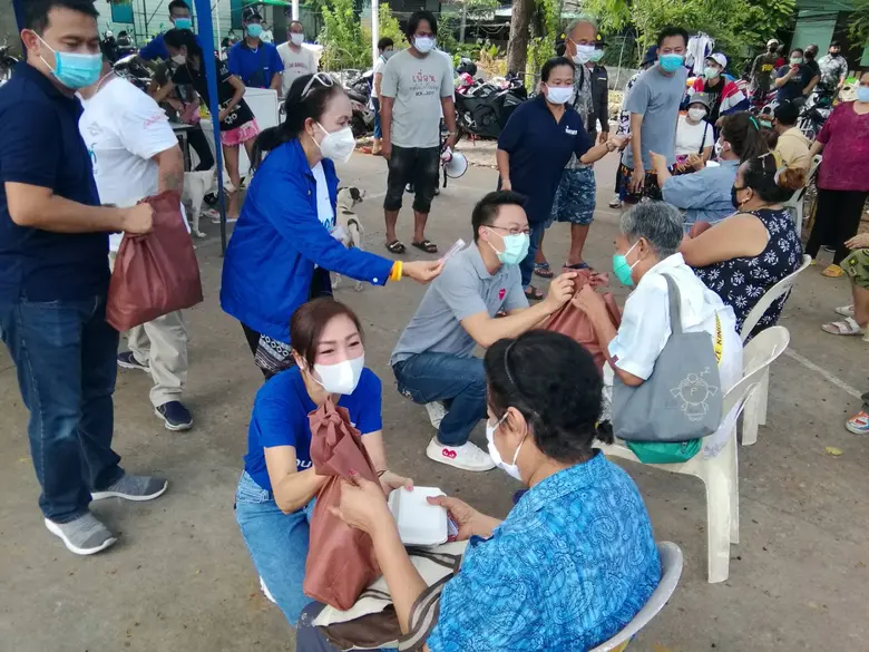 ส.ส. กรุงเทพฯ เขต 6 ลงพื้นที่แจกถุงยังชีพสู้โควิด-19 ชุมชนอุทัยรัตน์ เขตพญาไท