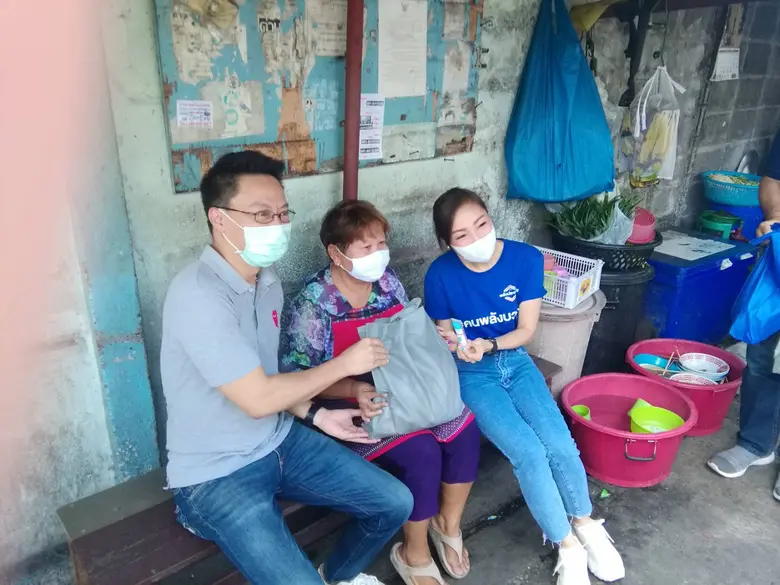 ส.ส. กรุงเทพฯ เขต 6 ลงพื้นที่แจกถุงยังชีพสู้โควิด-19 ชุมชนอุทัยรัตน์ เขตพญาไท