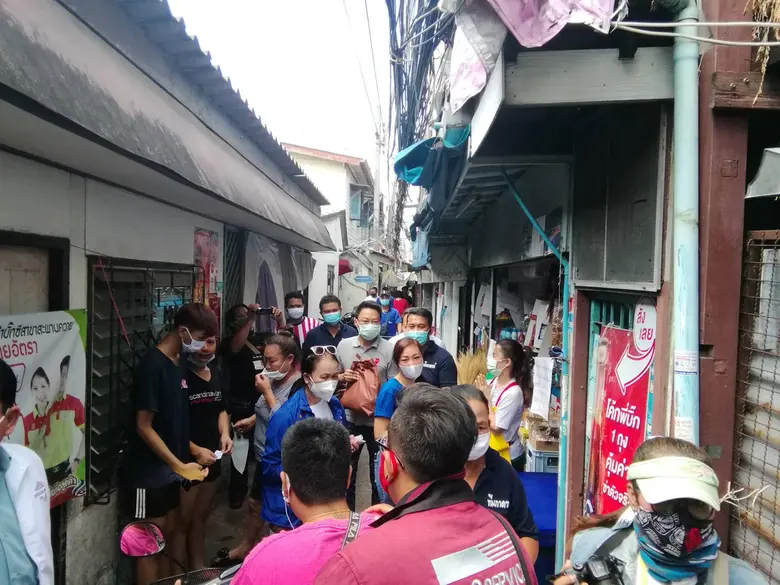 ส.ส. กรุงเทพฯ เขต 6 ลงพื้นที่แจกถุงยังชีพสู้โควิด-19 ชุมชนอุทัยรัตน์ เขตพญาไท