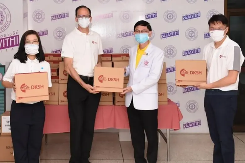 นายจอห์น แคลร์ (ที่ 2 จากซ้าย) รองประธานฝ...