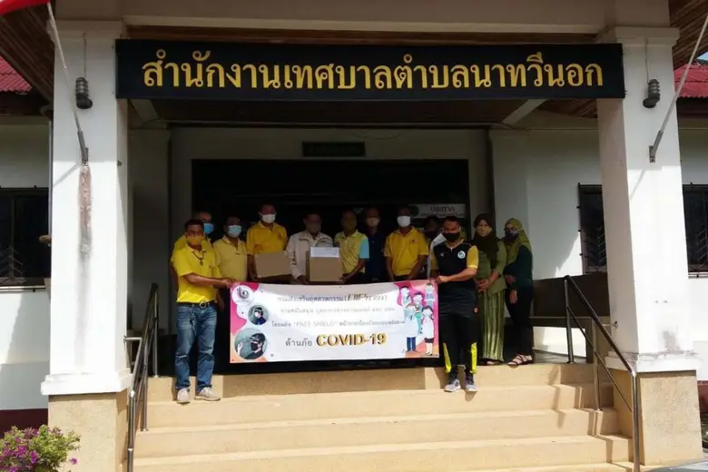 กสอ. จับมือ สถาบันพลาสติก รุดมอบ “เฟซชิลด์” 3,500 ชิ้น ถึงมือ “แพทย์ - อสม. - ปชช.”