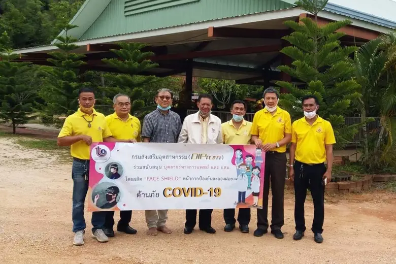 กสอ. จับมือ สถาบันพลาสติก รุดมอบ “เฟซชิลด์” 3,500 ชิ้น ถึงมือ “แพทย์ - อสม. - ปชช.”