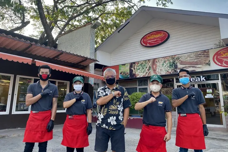 “เพราะการดูแลร้านก็เหมือนการดูแลครอบครัวใหญ่ และผมทิ้งใครไว้ข้างหลังไม่ได้” คุยกับเจ้าของร้านรสมือแม่กับวิถีการต่อสู้ในสมรภูมิโควิด-19