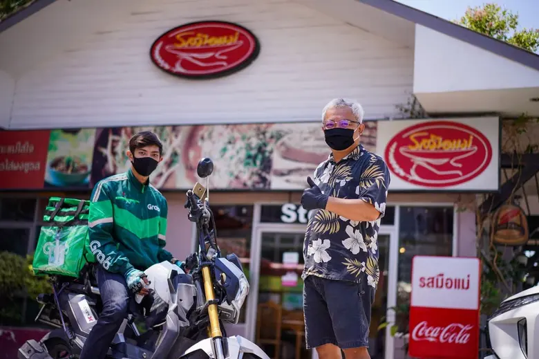 “เพราะการดูแลร้านก็เหมือนการดูแลครอบครัวใหญ่ และผมทิ้งใครไว้ข้างหลังไม่ได้” คุยกับเจ้าของร้านรสมือแม่กับวิถีการต่อสู้ในสมรภูมิโควิด-19