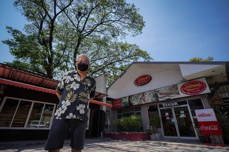 “เพราะการดูแลร้านก็เหมือนการดูแลครอบครัวใหญ่ และผมทิ้งใครไว้ข้างหลังไม่ได้” คุยกับเจ้าของร้านรสมือแม่กับวิถีการต่อสู้ในสมรภูมิโควิด-19